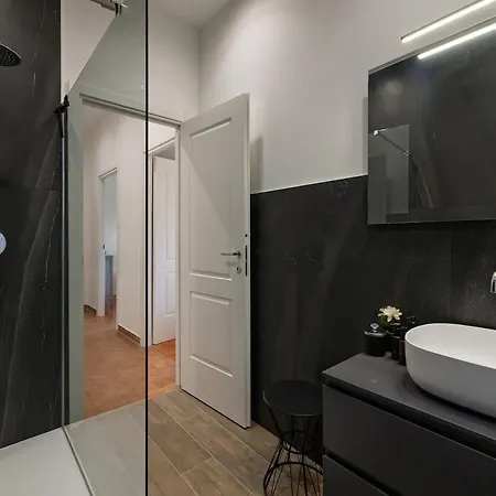Апартаменты 120 Sqm Elegance In With Private Parking *
